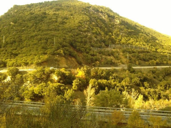 Vista strada costone in frana